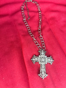 Cross pendant necklace