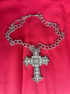 Cross pendant necklace